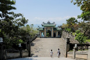 古建门前行人漫步