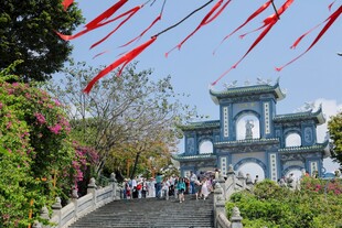 中式牌坊下的热闹景象
