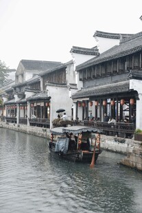 江南水乡河畔古朴建筑