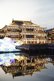 古楼夜景映于平静水面