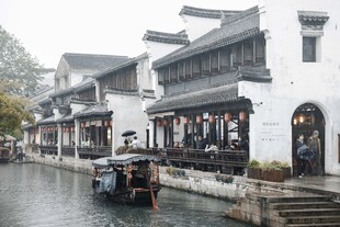 江南水乡河道旁的古朴建筑