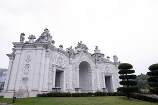 白色宏伟拱门建筑景观