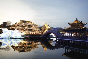 古风建筑映于平静水面