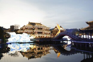 古风建筑映于平静水面