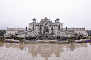 宏伟宫殿建筑前的水畔景观