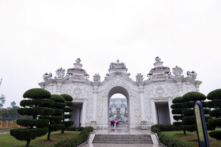 白色宏伟拱门建筑景观