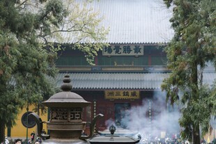 古寺焚香场景