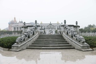 欧式宫殿前的精美阶梯
