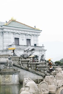 欧式宫殿前的雕塑景观