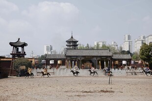 古老广场中的中式建筑景观