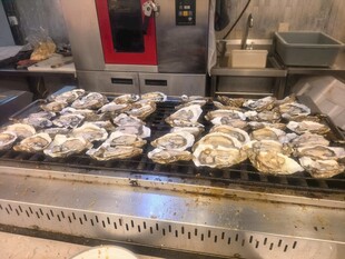 烤架上的新鲜生蚝