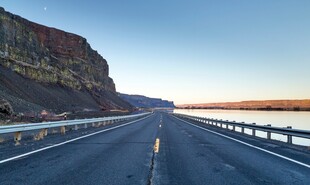 公路伸向远方壮丽风景