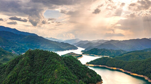 壮丽山河中的蜿蜒河流