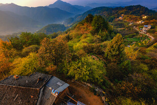 秋日山村美景俯瞰