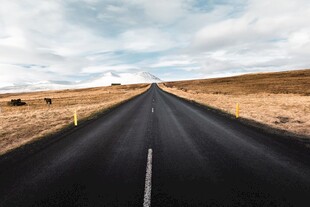 空旷公路伸向远方