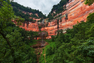 壮丽红岩与葱郁山林景观