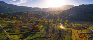 山间田园美景阳光洒落