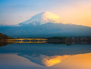 富士山美景倒映湖面