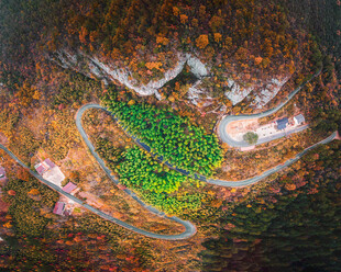 俯瞰山间蜿蜒公路与绿地