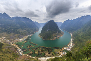 山水环绕的美丽村落景观