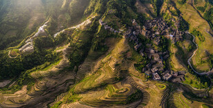 航拍山间村落美景