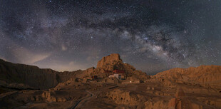 星空下的古老建筑