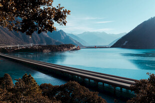 湖畔长桥山水交融美景
