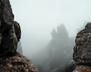 雾中嶙峋山石景观