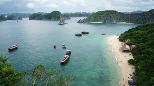 美丽海岛海湾船只风景图