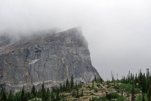 云雾缭绕的巍峨山峰