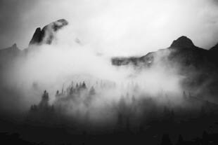 云雾缭绕的巍峨山脉
