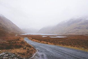 雾中蜿蜒公路与山间景致