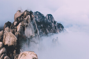 云雾缭绕的壮美山峰