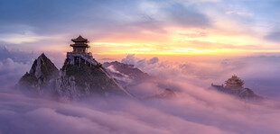 壮丽云海中的巍峨山峰