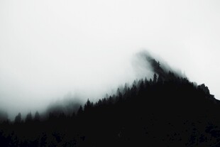 云雾缭绕的山峦剪影