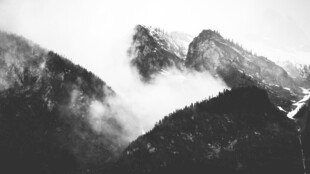 云雾缭绕的巍峨山峰