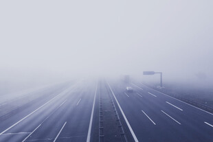 雾中公路延伸向远方