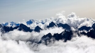 云海之上的巍峨群山