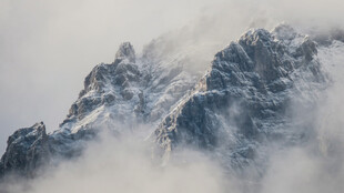 云雾缭绕的巍峨雪山