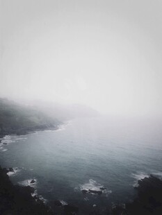 雾中海岸线美景
