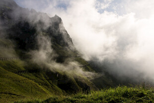 云雾缭绕的青山美景