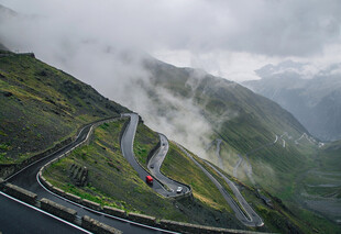 蜿蜒山路云雾中的汽车