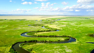 草原蜿蜒河流美景