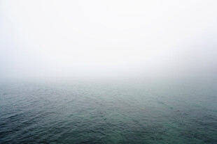 海面薄雾弥漫的静谧景象