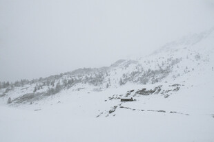 雪山中的建筑景观