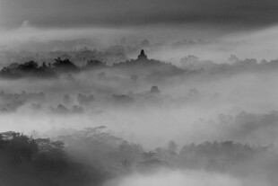 云雾缭绕的山峦景色