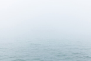 雾霭中的平静海面