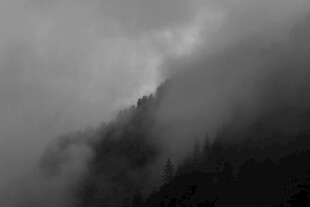 云雾缭绕的山峦景色
