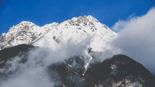 巍峨雪山云雾缭绕