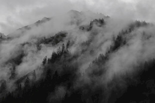 云雾缭绕的山峦